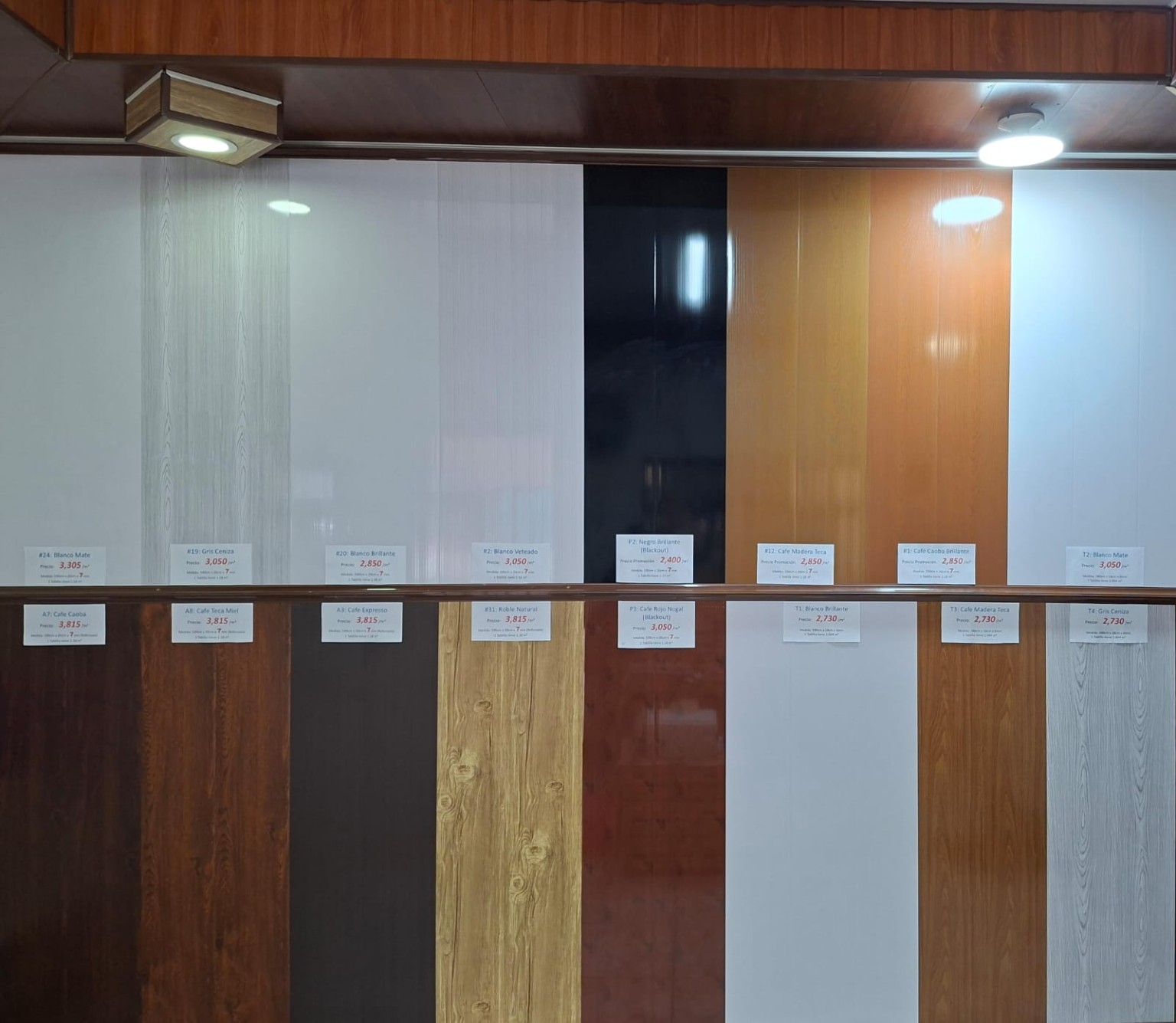 Muestrario de tablilla PVC en la tienda